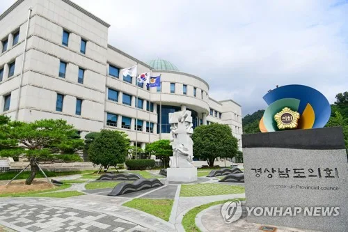 '밥도 따로' 두달째 냉랭 경남도의회 여야, 9월 정례회 협치하나