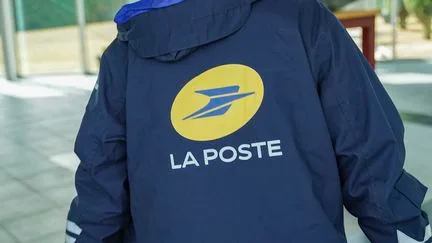 Pourquoi a-t-il renoncé à le distribuer ? Un facteur remplaçant abandonne 62 kilos de courrier dans une forêt du Doubs