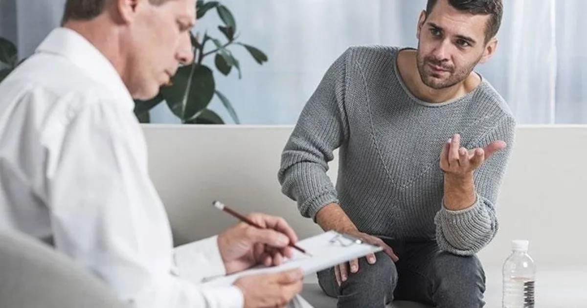 La psicología dice que algunas personas llegan a la adultez con pocos amigos cercanos, aunque mantienen relaciones cordiales con compañeros de trabajo, vecinos y conocidos. Participan en conversaciones, cumplen compromisos sociales y pueden disfrutar de la compañía de otros, pero encuentran dificultades para establecer vínculos de mayor intimidad