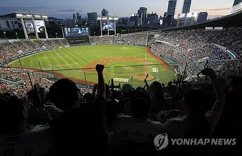 폭염에도 뜨거운 프로야구…역대 최소 경기 1천만 관중 달성