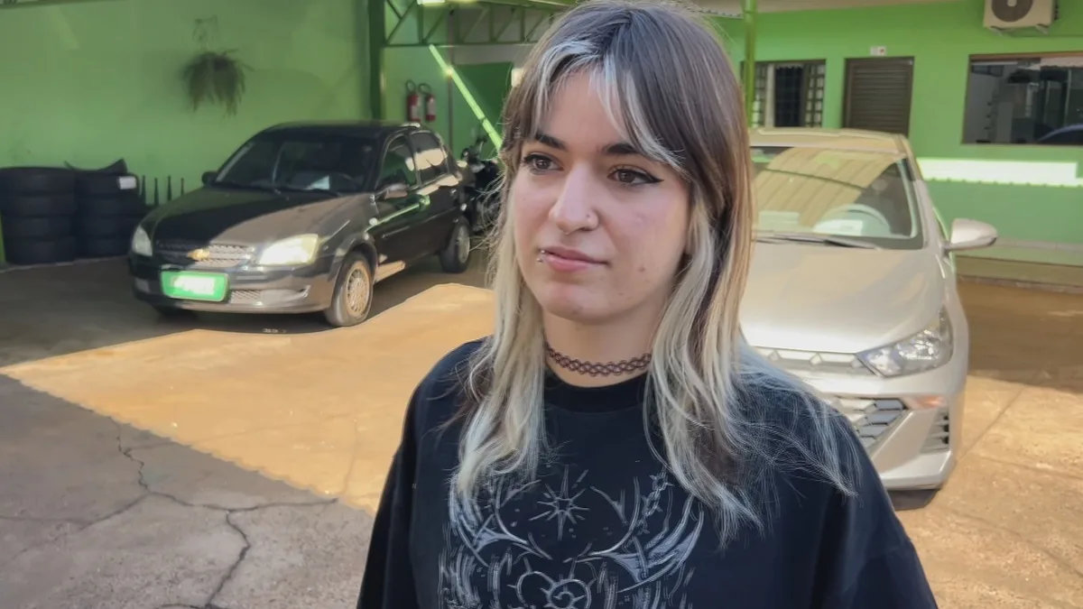 'Não consigo nem fazer uma baliza', brinca motorista de carro que ‘estacionou’ em vaga sem atingir outros veículos