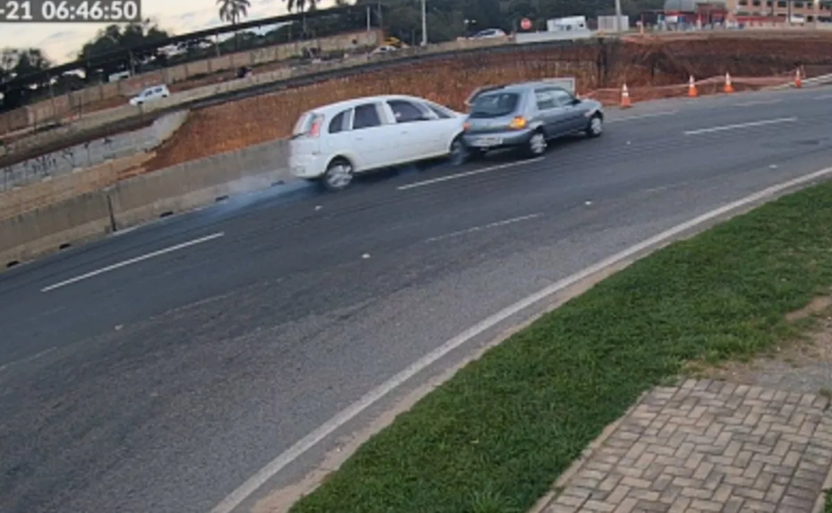 Assista! Vídeos flagram momento em que carro é atingido por outro e despenca em trincheira no Contorno Norte