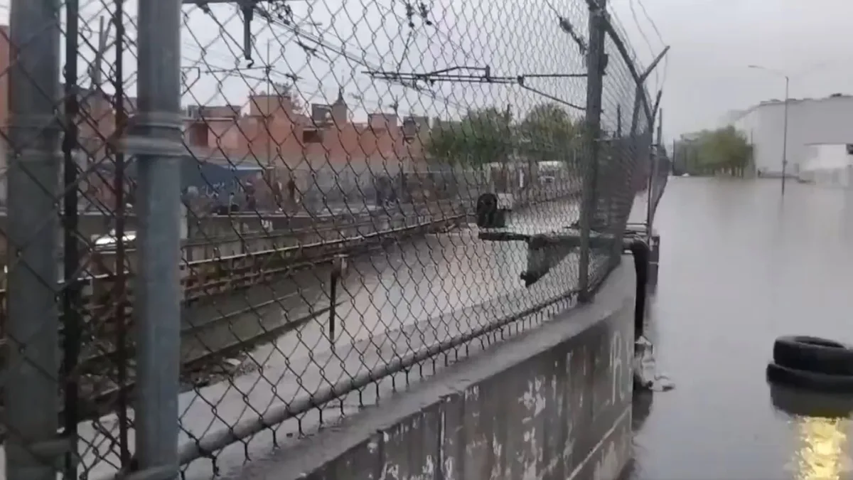 Caos en CDMX: fuerte lluvia inunda la Calzada Ignacio Zaragoza y afecta al Metro