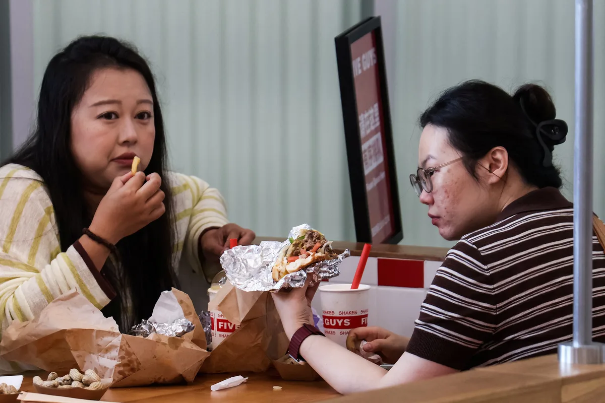 La hamburguesa triunfa en China y las marcas locales se reinventan para plantar cara a McDonald’s y Burger King