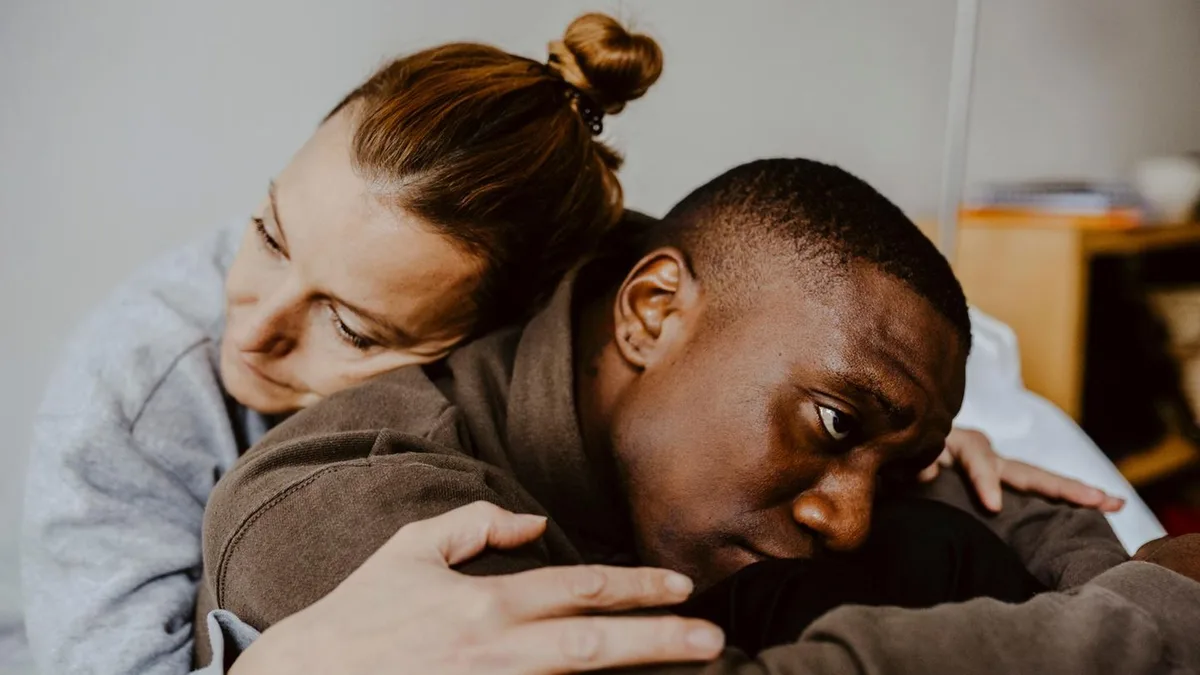 Emotionale Distanz: Wenn die Liebe plötzlich weg ist – und man sich einsam in der Beziehung fühlt