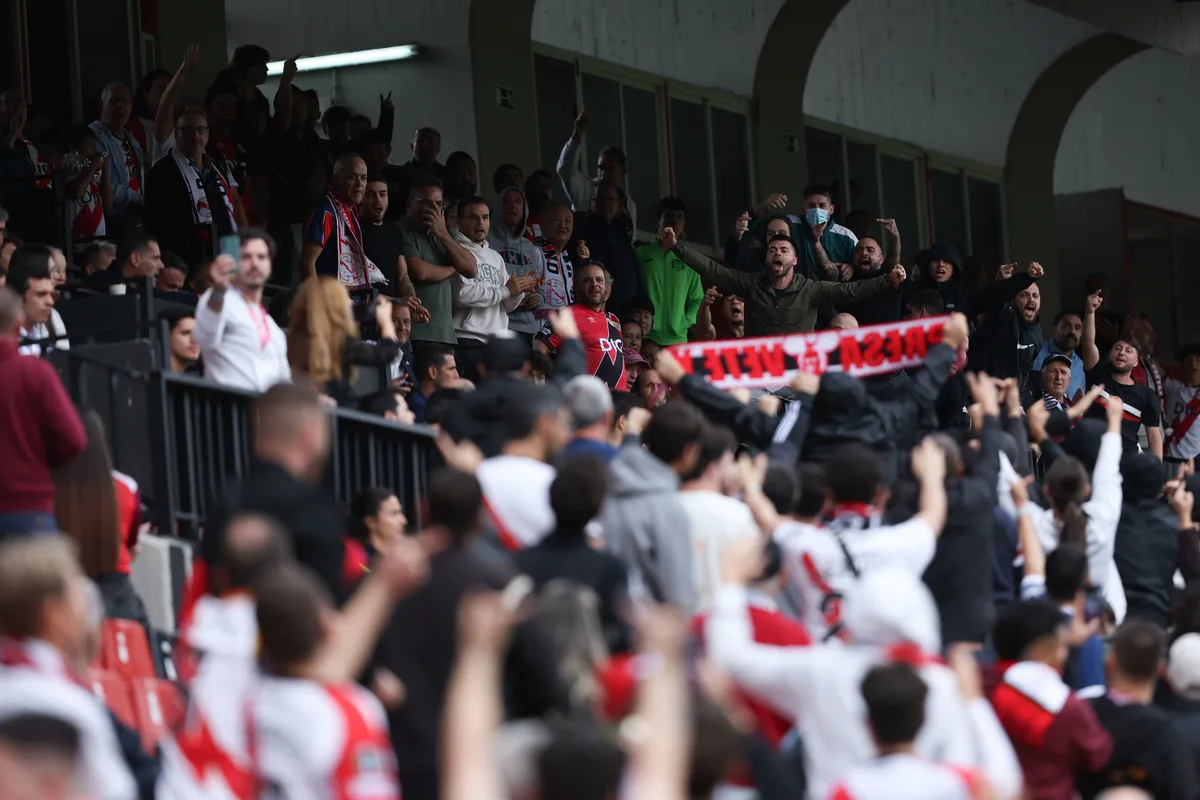 Suspendido el encuentro entre el Rayo Vallecano y el Athletic Club tras el lanzamiento de objetos desde la grada