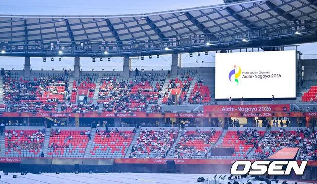 "매진이라며?" 日 착각이었나...AG 개회식, 일왕 왔는데 관중석 텅텅→"빈자리 너무 많다" 일본 현지도 술렁