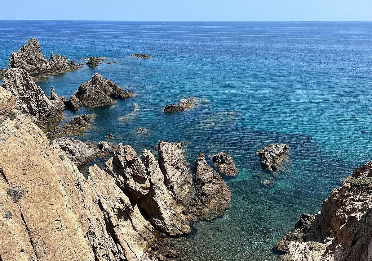 La ruta por Cabo de Gata que combina calas vírgenes, miradores volcánicos y uno de los atardeceres del verano