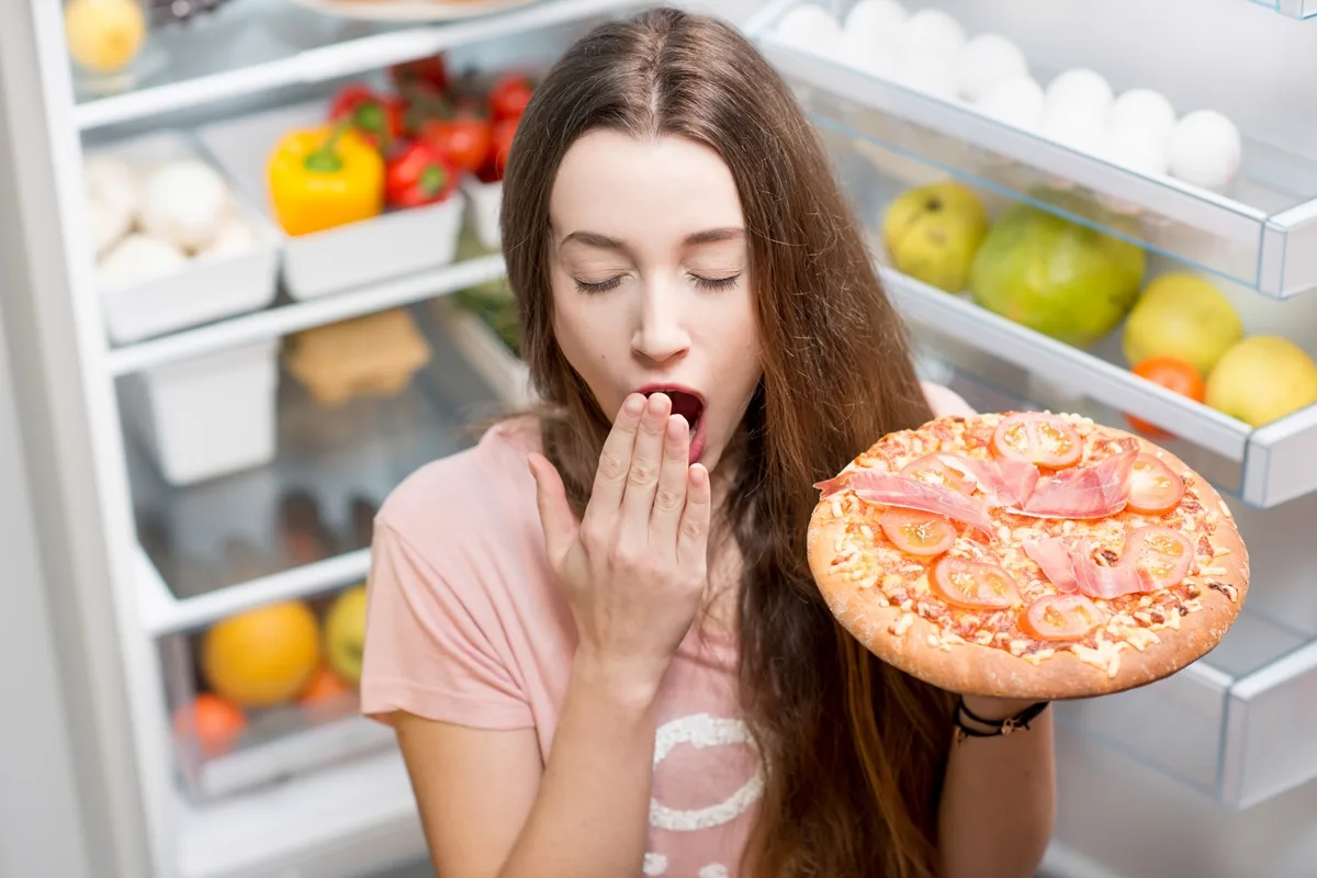 Médicos apontam o que é pior para a saúde: jantar tarde ou dormir com fome?
