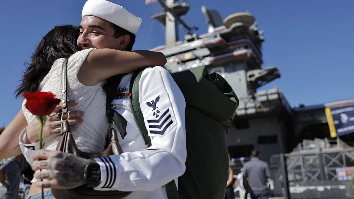 Après onze mois de mission, les 6 000 membres d'équipage du porte-avions américain "Abraham Lincoln" de retour aux Etats-Unis