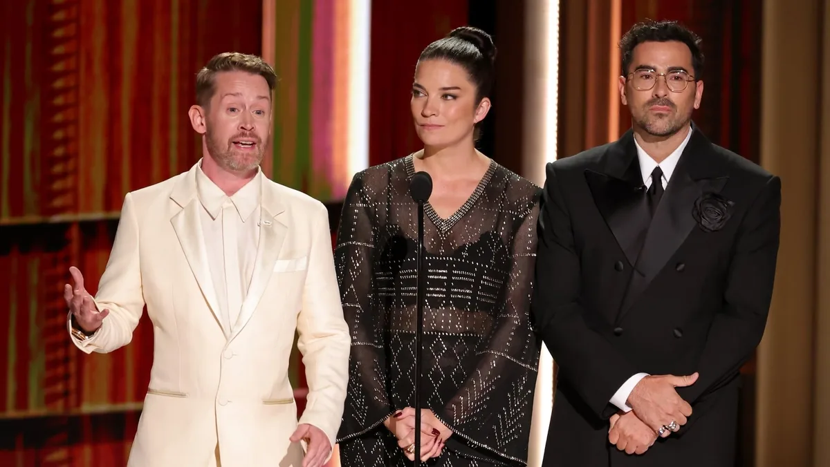 Dan Levy, Annie Murphy, and Macaulay Culkin give moving tribute to Catherine OHara at Emmys