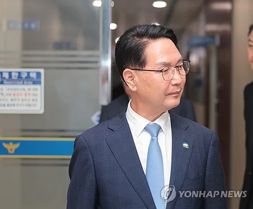 경찰, '7천만원 수수 의혹' 심덕섭 군수 소환…12시간 조사(종합)