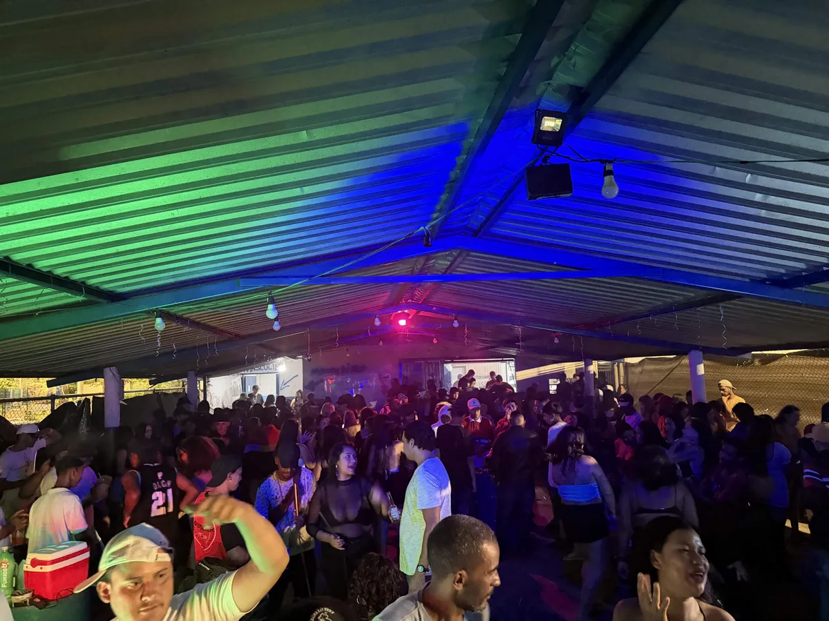 No Tiradentes, baile agita comunidade com funk no som automotivo