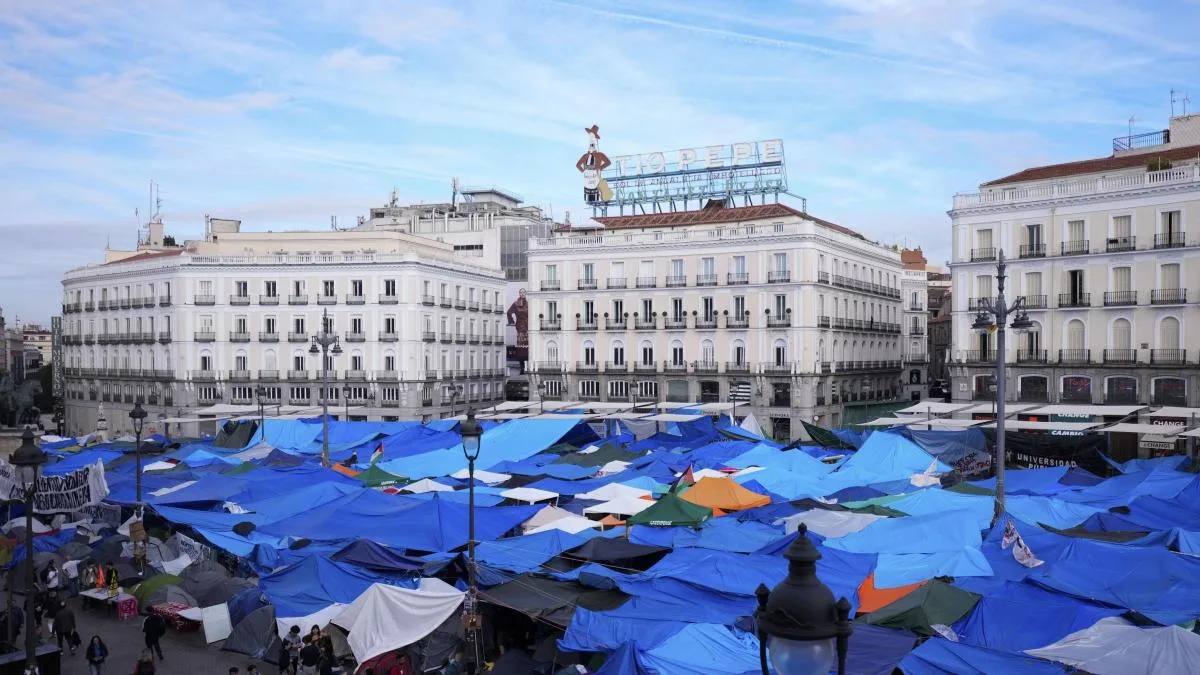 Francia en llamas, Italia en tensión, España abre la válvula electoral