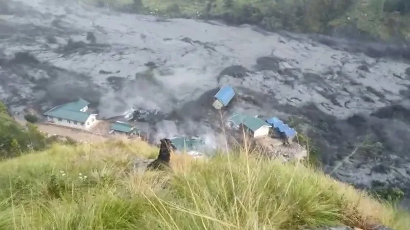 Inondations au Népal: la crue de la semaine dernière également causée par l'effondrement d'un glacier, selon une étude