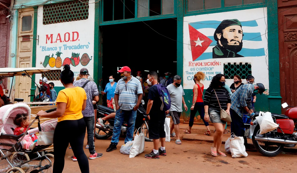 La dictadura cubana dio luz verde a la creación de cadenas de tiendas y restaurantes
