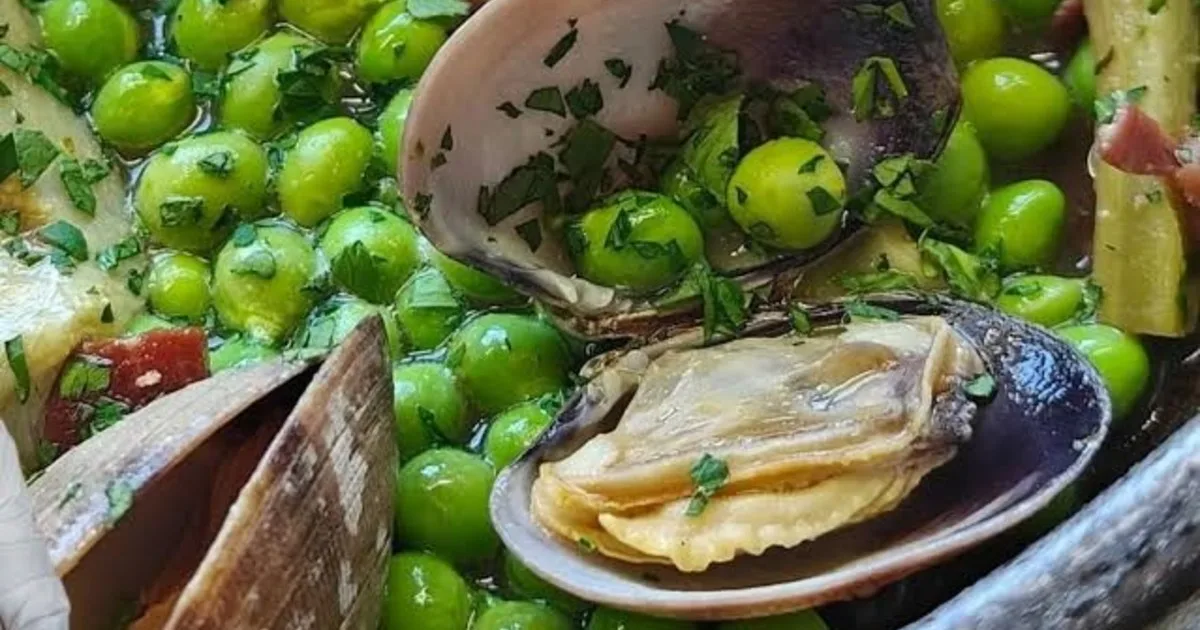 Los cocineros españoles coinciden: "Los guisantes en conserva no mejoran solo con jamón, sino con 50 ml de vino blanco y almejas"