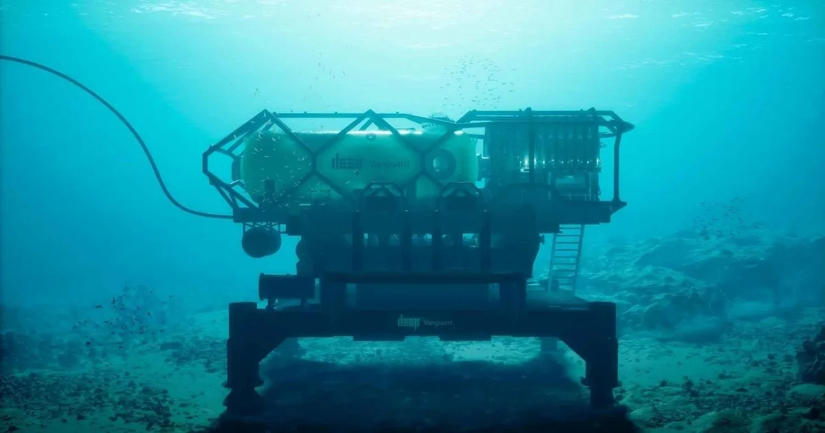 Ingenieros sumergieron una gigantesca estructura de acero en el agua frente a los Cayos de Florida, donde permanecerá deliberadamente en el lecho marino, pero lo que parece maquinaria industrial abandonada está diseñada para convertirse en algo vivo