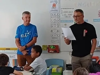 L’entraîneur de foot du Stade Rennais fait une dictée surprise dans cette école à l’ouest de Rennes