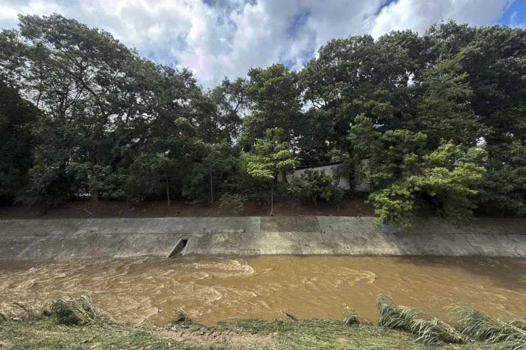 Inameh prevé lluvias de intensidad variable y actividad eléctrica por el paso de dos ondas tropicales