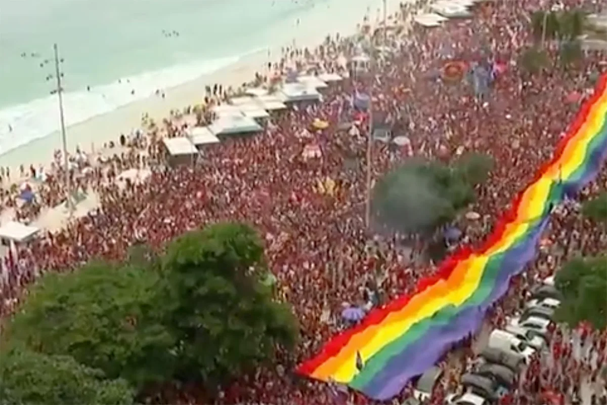 Manifestantes fazem ato pró-Lula em Copacabana, no Rio