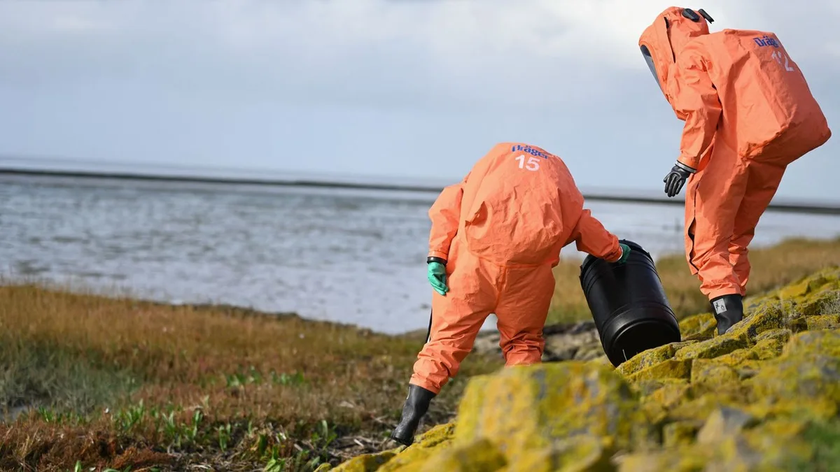 Großübung in Ostfriesland: Möglicher Chemieunfall: Einsatzkräfte trainieren im Watt