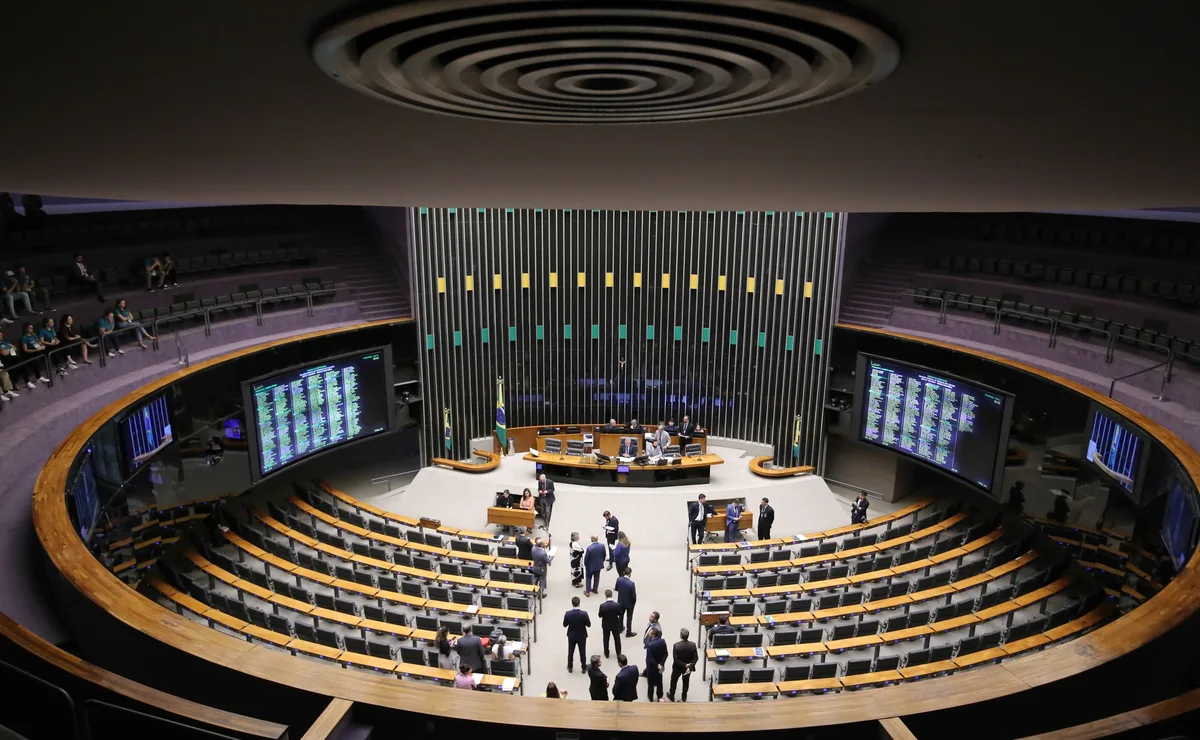 Quase 80% dos deputados federais buscam reeleição em 2026