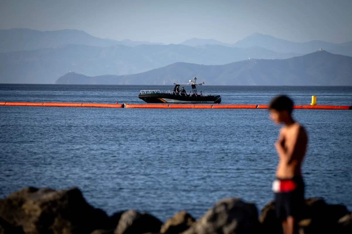 Una doble barrera física y jurídica en el mar de Ceuta: disuade y permite devolver en caliente