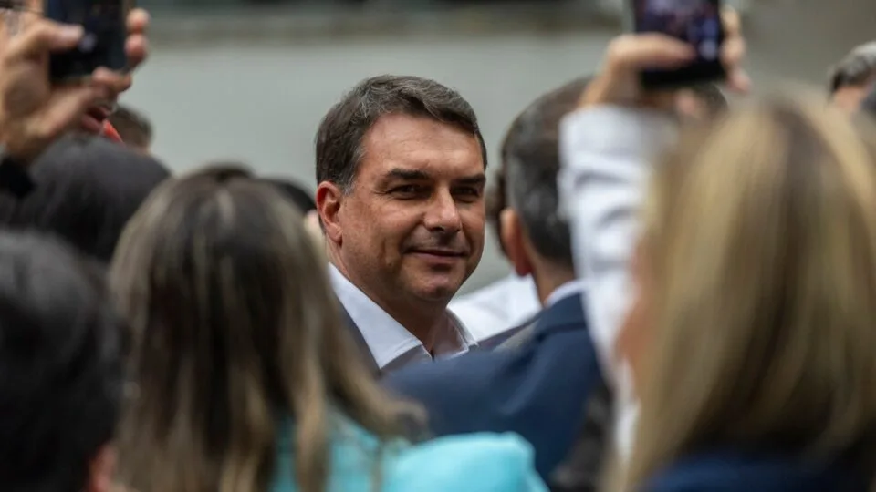 Flávio diz que já prestou contas sobre filme de Bolsonaro, mas sem detalhar publicamente