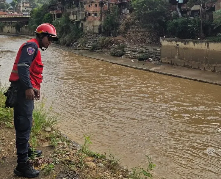Bomberos de Caracas buscan en quebradas, alcantarillas y desagües a madre e hijo desaparecidos (FOTOS)