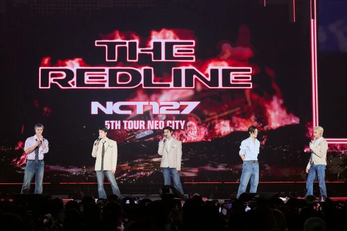 '군 복무' 도영·정우, NCT 127 콘서트 찾았다…"충성"→깜짝 떡 선물