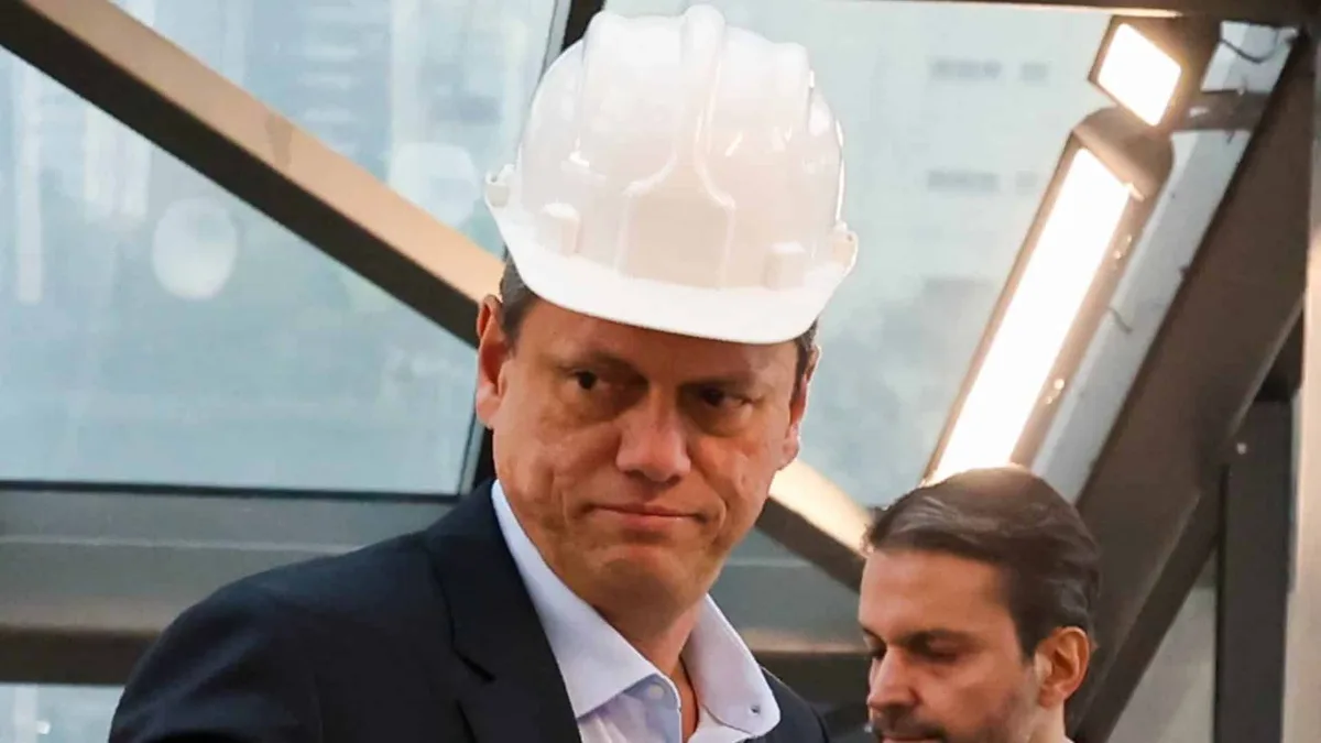 Constrangido, Tarcísio revela por que seu partido abandonou Flávio Bolsonaro