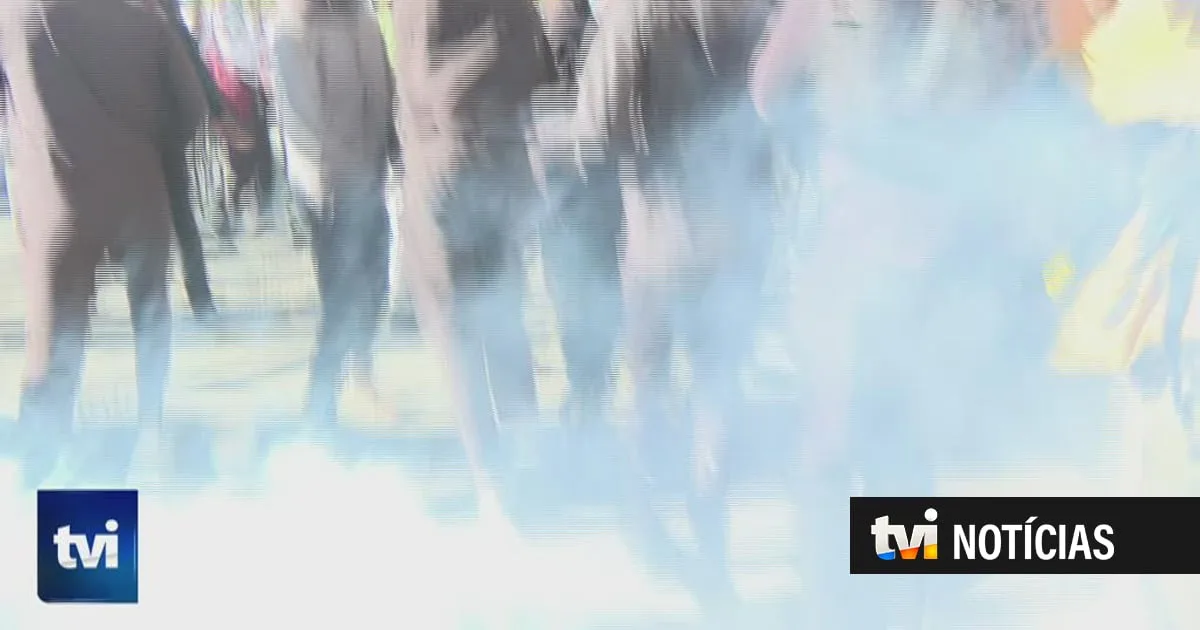 Jornalistas da TVI/CNN vivem momentos de tensão em protestos em Paris