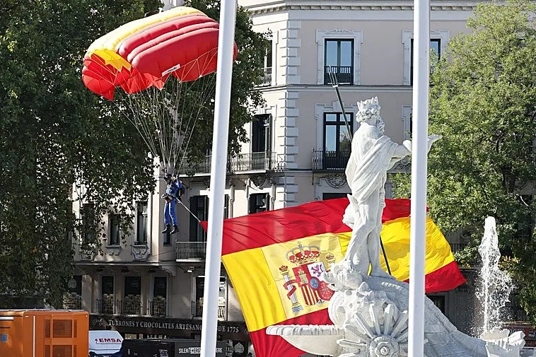 Quién es el paracaidista que salta durante el desfile del Día de la Fiesta Nacional con la bandera de España: así es la Patrulla Acrobática de Paracaidismo del Ejército