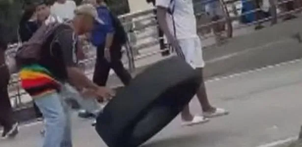 Roda se solta de BRT e mata mulher após corrida de moto no Rio