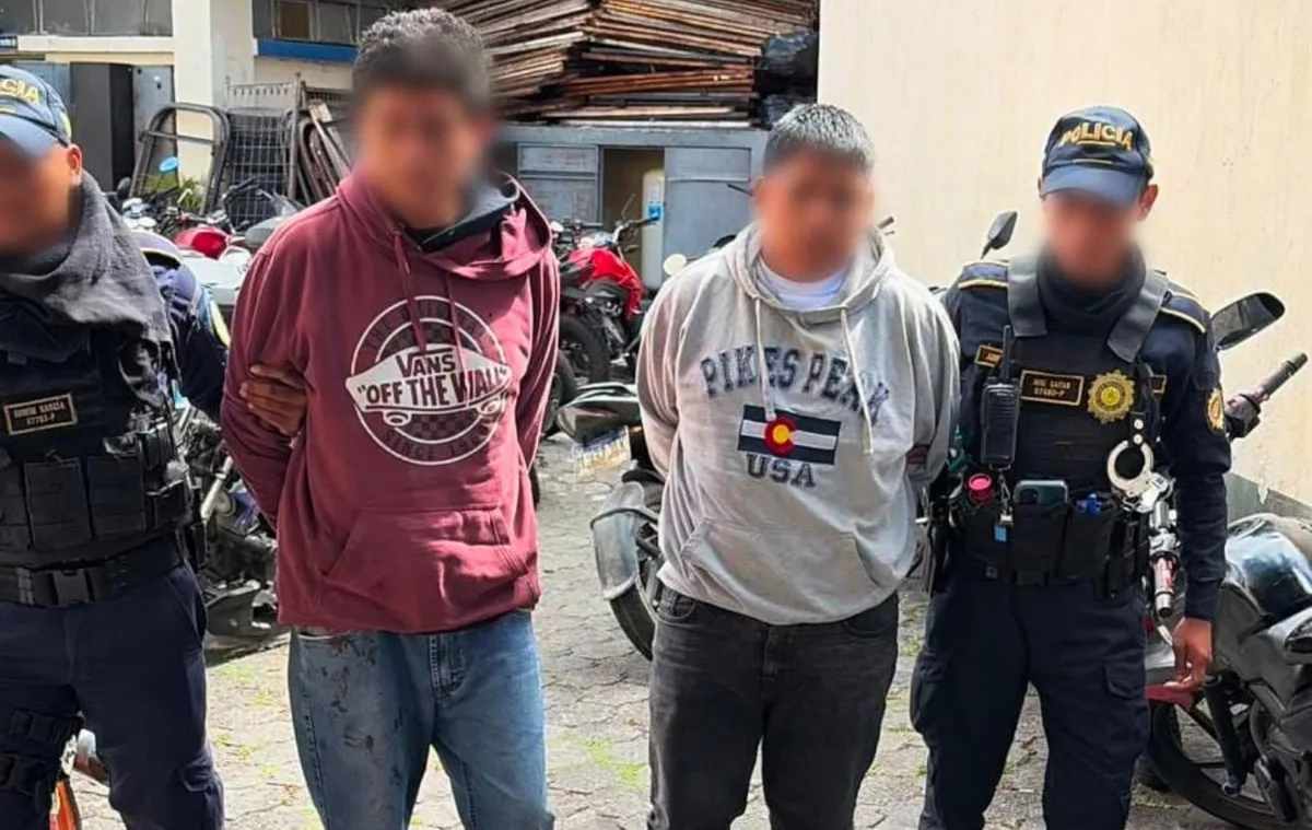 Dispararon contra una conductora y capturaron a dos sospechosos en moto en la zona 10 de la Ciudad de Guatemala