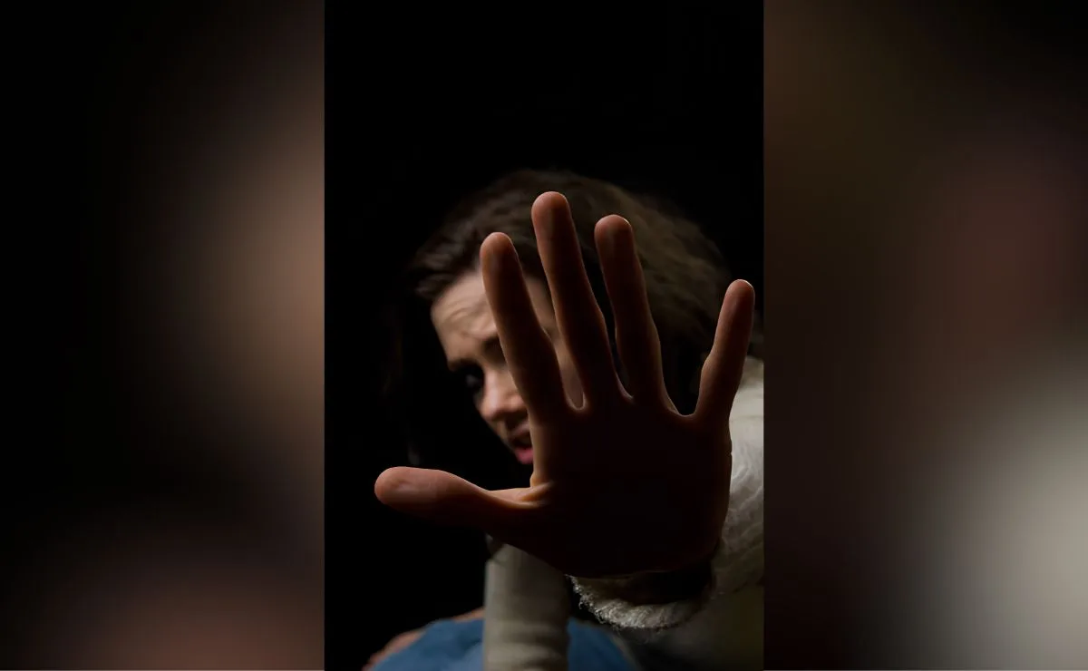 Briga por tarefas domésticas: mãe atinge filha adolescente com rodo e acaba presa no Paraná