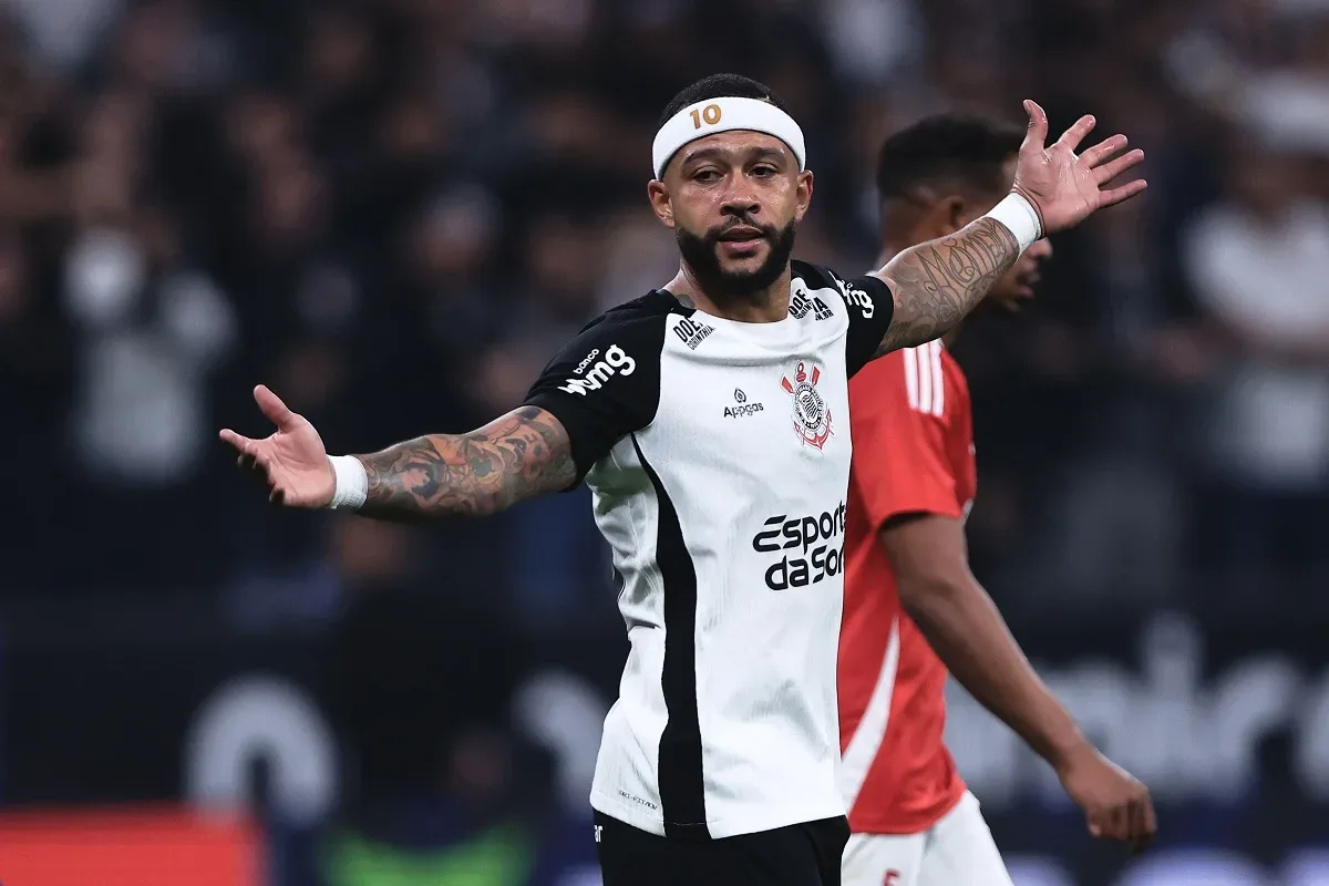 Corinthians renova com Memphis Depay após reviravolta e redução no contrato