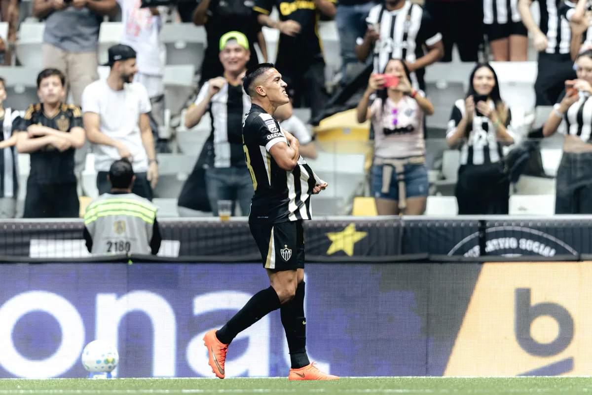 Com dois de Cuello, Atlético-MG vence o Grêmio e encosta no G5 do Brasileirão