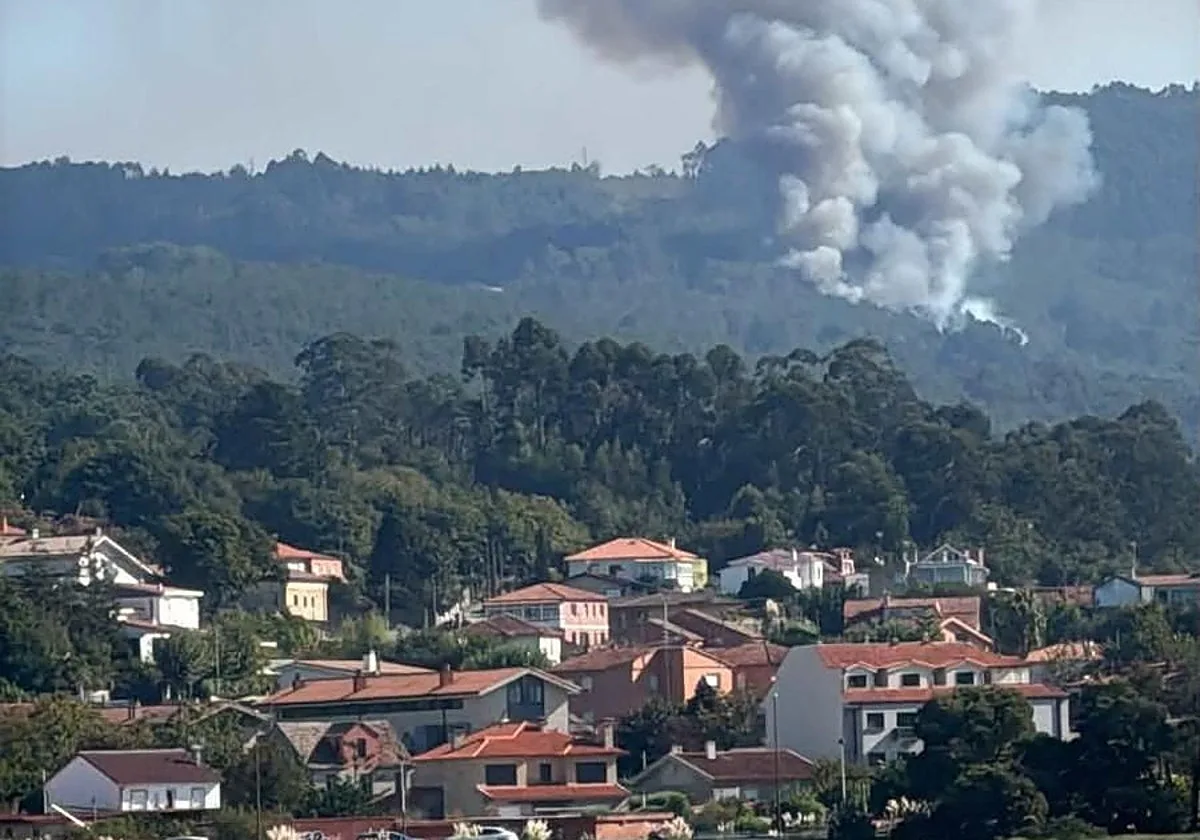Doce medios aéreos desplegados para combatir dos incendios en Porto do Son y Gondomar