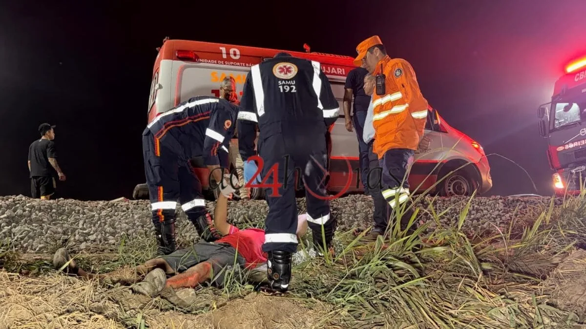 Motorista perde controle de Sandero e despenca em ribanceira de cinco metros na BR-364