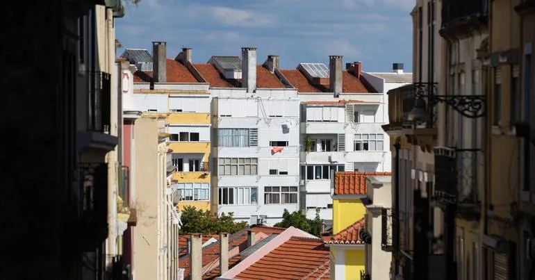 Inquilinos do bairro de Lóios apresentam queixam