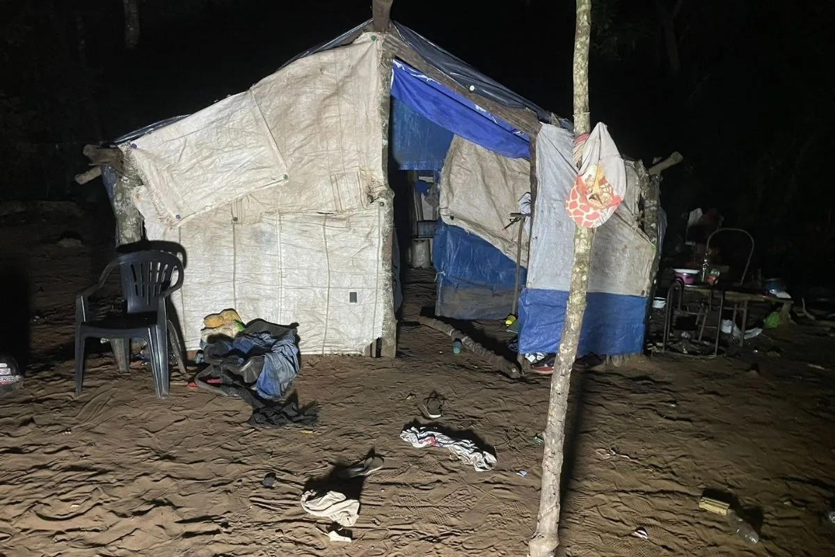 Bebê de 5 meses é morto a golpes de foice e mãe fica ferida após suspeito invadir casa por vingança