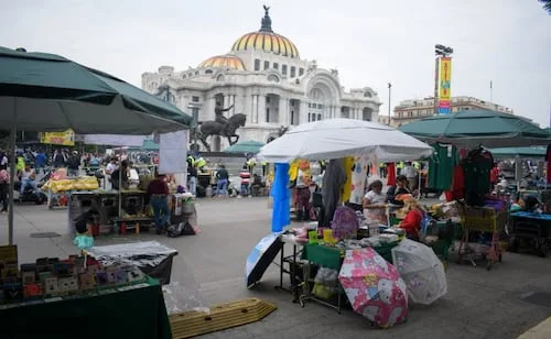 Ambulantes mantienen bloqueo por cuarto día en la Alameda Central; exigen frenar lineamientos de reordenamiento