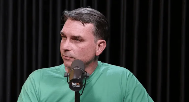 Ameaça à democracia: Plano de Flávio Bolsonaro mira no STF e aprofunda agenda repressora