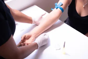 É preciso mesmo fazer jejum antes do exame de sangue? Novo estudo responde