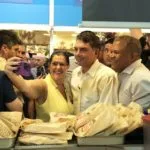 Casas Bahia, blusinhas e 6×1 levam campanha para a rotina do eleitor