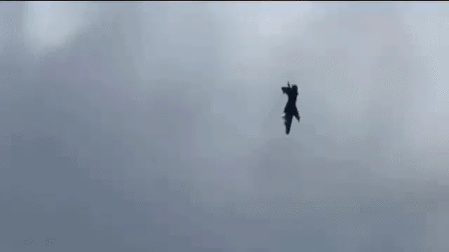 VÍDEO: Caça britânico cai e explode em solo no País de Gales