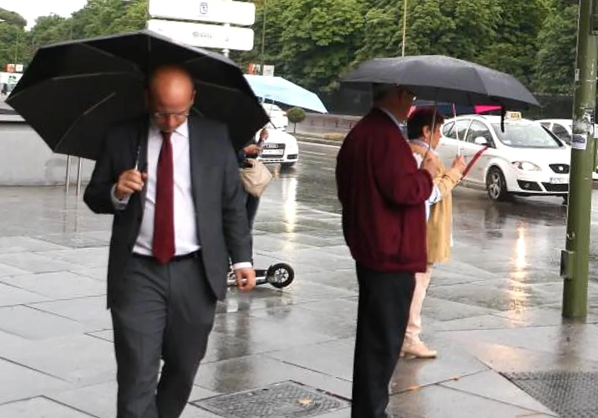 La Aemet avisa del tiempo que llega a Madrid en las próximas horas: bajada de las temperaturas y posibles lluvias y tormentas