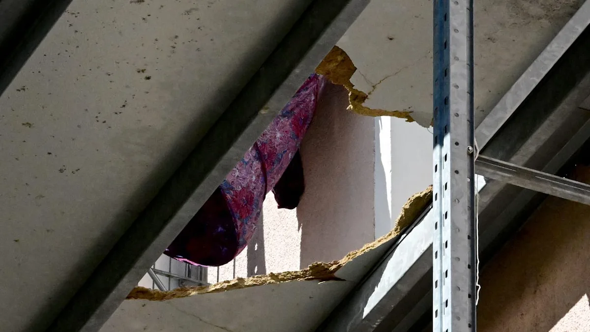 Auf einmal gab der Boden nach - Frau will Wäscheaufhängen und bricht durch Balkon